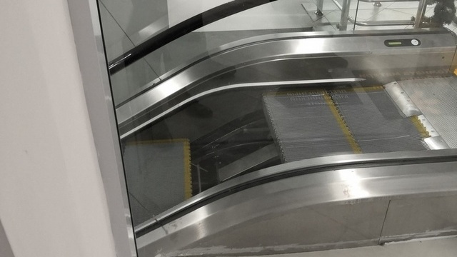 У эскалатора в аэропорту “Храброво” провалилась ступень во время движения (фото)