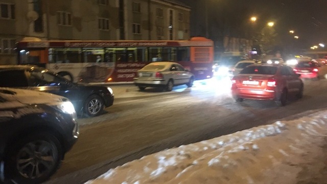 На Киевской из-за ДТП с автобусом образовалась полуторакилометровая пробка