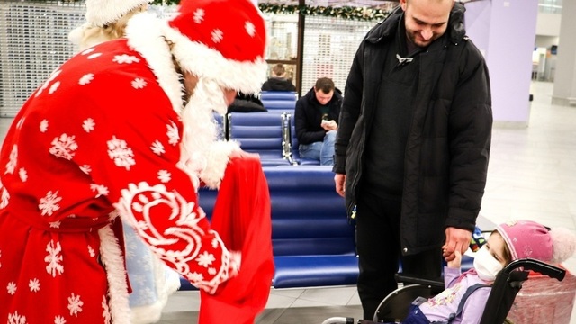 Дед Мороз приехал к улетавшей в Москву на лечение пятилетней калининградке прямо в аэропорт
