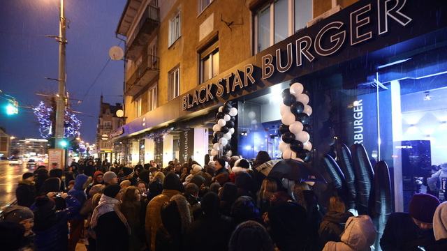 В Калининграде десятки человек собрались на открытии Black Star Burger