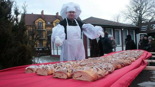 В Зеленоградске испекли 50-метровый кранцевский пирог весом 100 кг (фото)