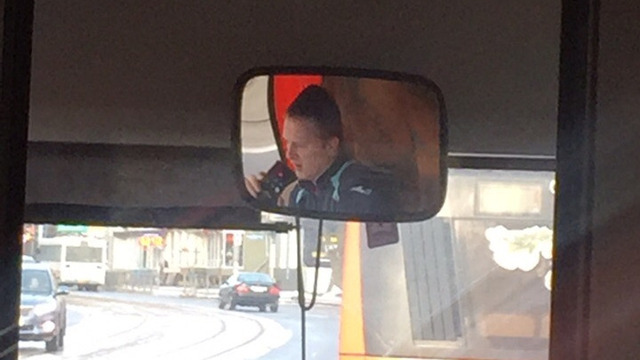 Сам себе контролёр: в Калининграде водитель автобуса ехал, не отрываясь от телефонной трубки