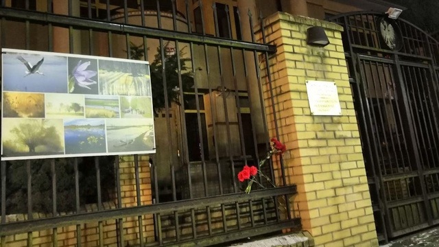 Калининградцы несут цветы к консульству Польши в связи со смертью мэра Гданьска