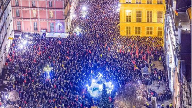 В Гданьске тысячи людей вышли на митинг в память о погибшем мэре (фото, видео)