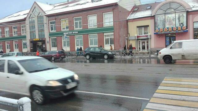 На ул. Черняховского из-за столкновения внедорожника и такси встали трамваи 
