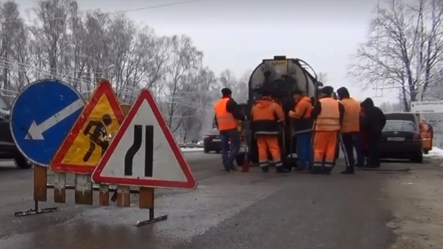 Калининградская мэрия показала, как зимой латают ямы на дорогах (видео)