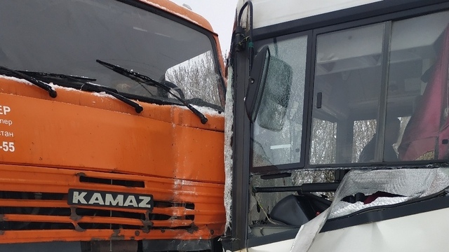 ГИБДД: автобус столкнулся с КамАЗом в Багратионовском районе из-за превышения скорости в гололёд