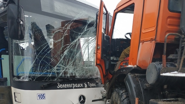 Стали известны подробности ДТП в Багратионовском районе, где автобус столкнулся с КамАЗом