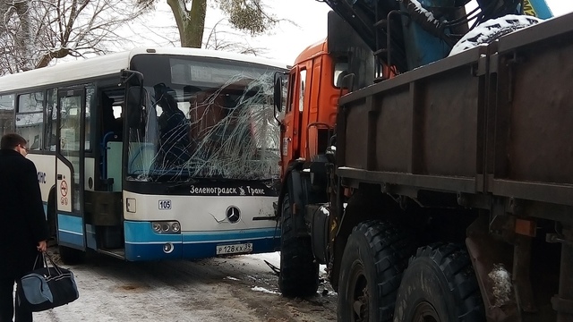 В Багратионовском районе пассажирский автобус столкнулся с КамАЗом (фото) 