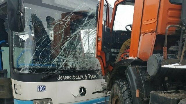 В столкновении автобуса с КамАЗом под Багратионовском пострадали два человека