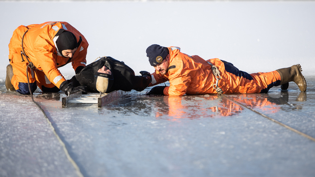 В Калининграде сотрудники МЧС показали как спасти провалившегося под лёд (фоторепортаж) 