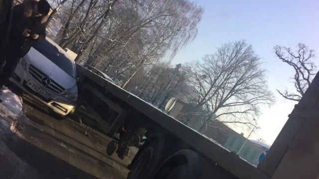На ул. Дмитрия Донского образовался затор из-за задевшего легковушку прицепа