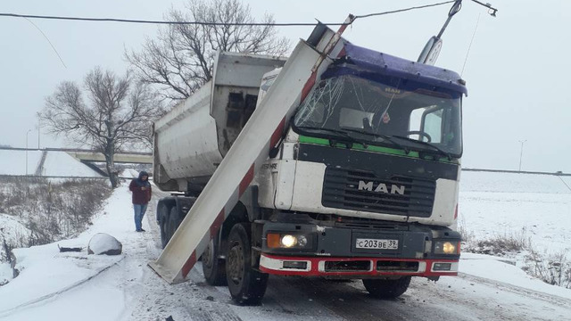 В Гурьевском районе грузовик сломал ограничительную рамку на трассе (фото)