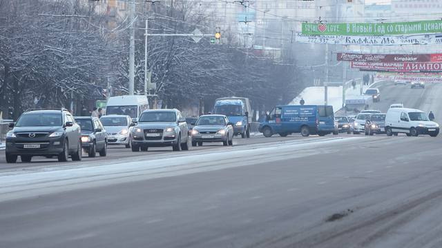Уроки экстремального вождения: выходим из заноса на заснеженных дорогах Калининграда (видео)