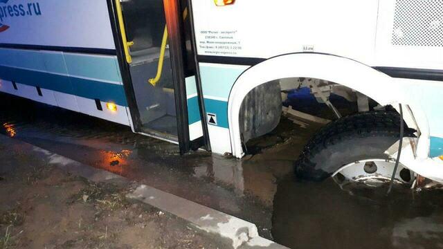 В Светлом в яму провалился пассажирский автобус (фото)
