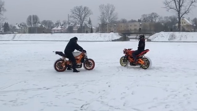 На озере Поплавок мотоциклисты устроили гонки на льду (видео)