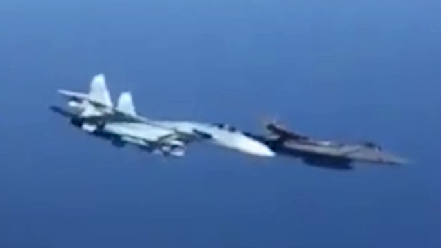 В соцсетях распространяется видео жёсткого перехвата Су-27 самолёта НАТО над Балтикой