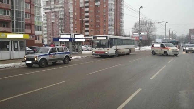 В Калининграде автобус протащил по дороге пенсионера, которому зажало ногу дверями