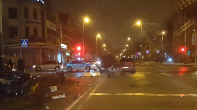 На перекрёстке ул. Кутузова и проспекта Мира столкнулись три иномарки (фото, видео)