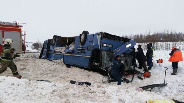В Калужской области перевернулся автобус с детьми, есть погибшие (фото, видео)