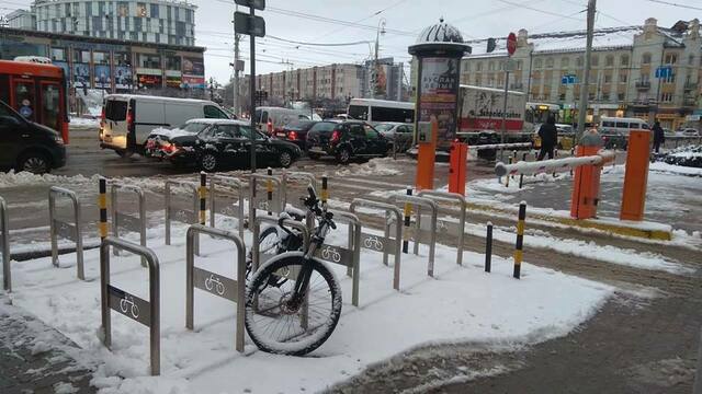Мэрия Калининграда ищет хозяина велосипеда, припаркованного у здания администрации с ноября прошлого года