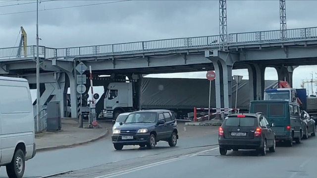 На двухъярусном мосту в Калининграде застряла фура (видео)