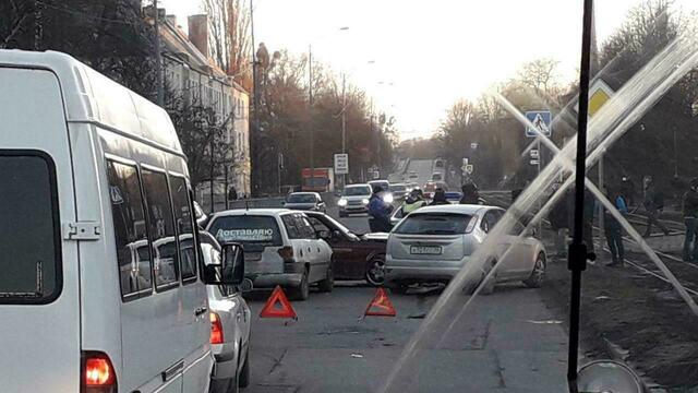 В Калининграде тройное ДТП стало причиной пробки на Аллее Смелых, Калинина и Дзержинского (фото)