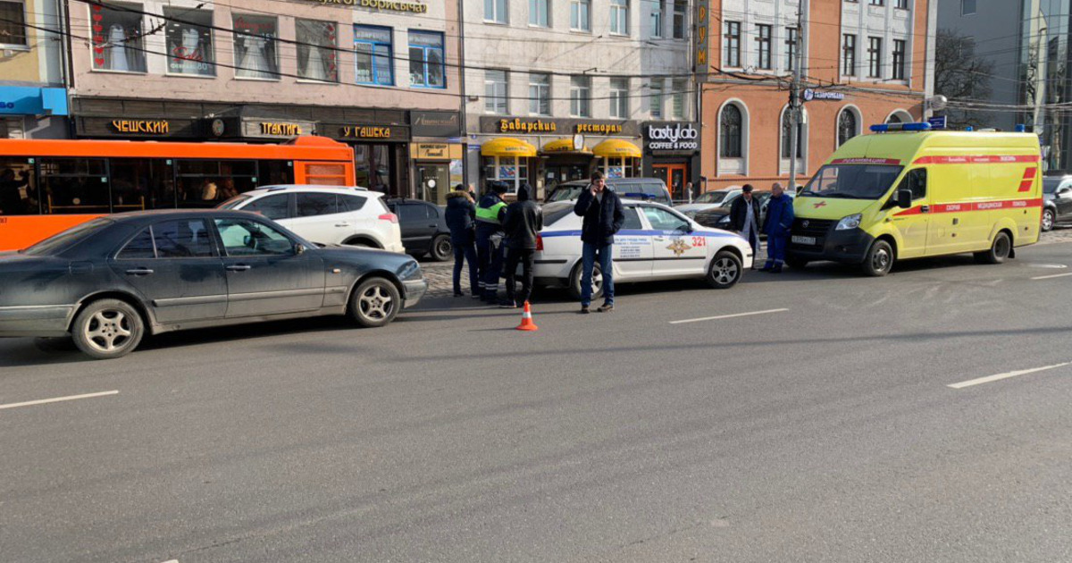 Происшествия калининград. Мерседес наехал на пешехода Калининград 2019. Калининград Малиновка авария Клопс. Клопс ДТП В Калининград,сегодня,Южн.вокзал, ворота. Авария на Московском проспекте в Калининграде сегодня Клопс сегодня.