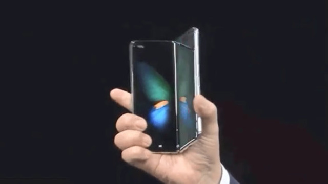 Компания Samsung представила смартфон Galaxy Fold с гнущимся экраном