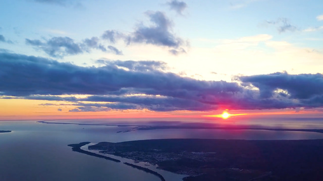Калининградский фотограф снял закат над Балтикой на высоте 5 км (видео)