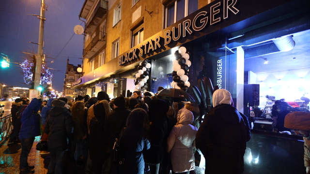 Разбитые стёкла, давка и сэндвичи из рук Тимати: как в городах России открывали Black Star Burger
