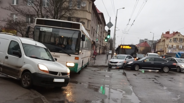 В Калининграде автобус перекрыл движение транспорта по ул. Горького (фото)