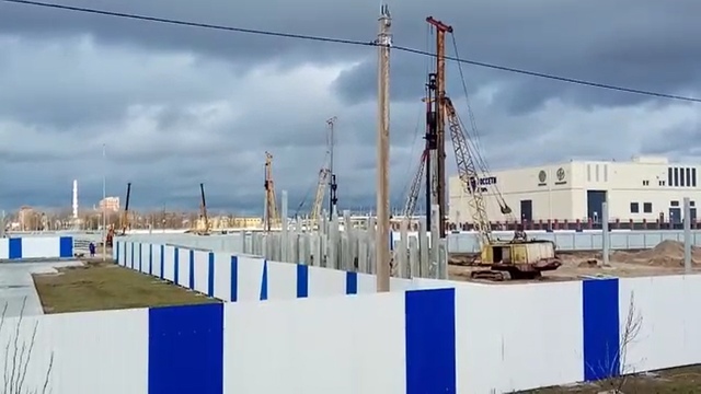 Как забивают сваи на Октябрьском острове Калининграда (видео)