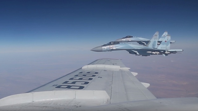 Российские истребители сопроводили самолёт Шойгу в небе над Сирией (видео)