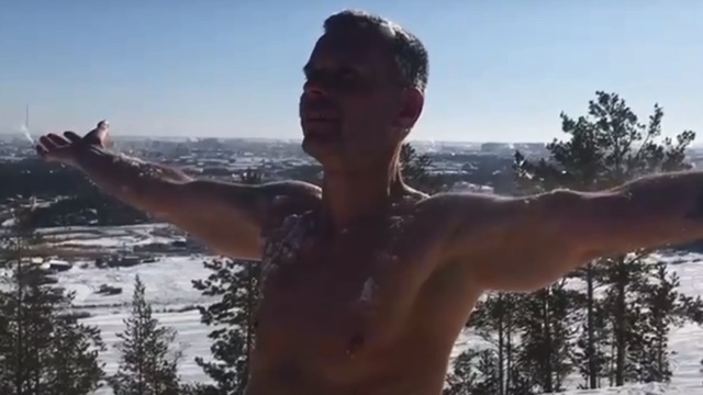Калининградский морж Резанов прыгнет с голым торсом с самолёта в Якутии