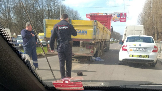 На проспекте Калинина грузовик насмерть сбил пешехода