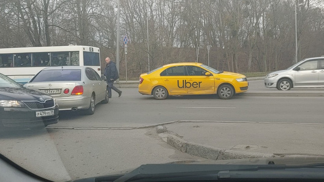 На ул. Гагарина Lexus столкнулся с такси, образовалась пробка (фото)
