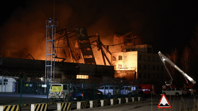 В Калининграде горит заброшенный завод 
