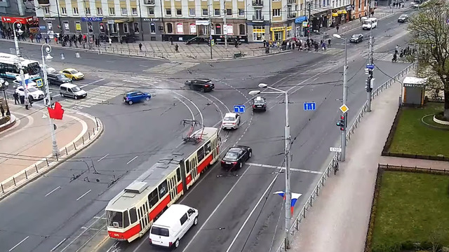 ДТП на площади Победы с участием Porsche попало на видео
