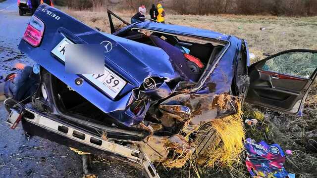 Опубликовано видео с ДТП на Балтийской трассе, где перевернулся Mercedes с двумя детьми в салоне