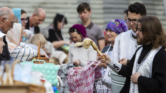 Пасха в Калининграде: верующие освятили куличи и крашеные яйца (фоторепортаж)
