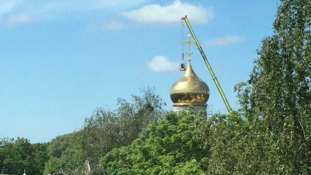 В Калининграде начали устанавливать купол строящегося храма на проспекте Мира