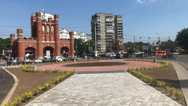 Ни дерева, ни скамейки: калининградцы раскритиковали благоустройство сквера напротив Королевских ворот