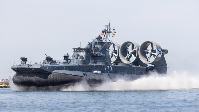 Самый большой в мире десантный корабль на воздушной подушке на репетиции Дня ВМФ в Балтийске