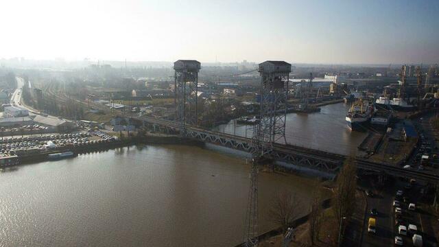 В Калининграде поднимут двухъярусный мост, чтобы пропустить десантный катер Балтфлота к музейному причалу  