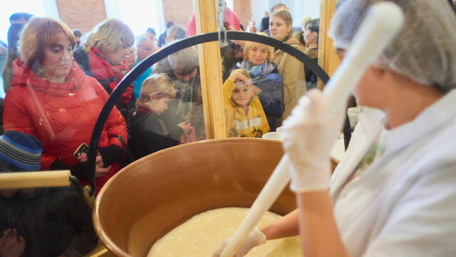 Экскурсия в сыроварню и пир в средневековом стиле: пять фишек фестиваля сыра в Немане