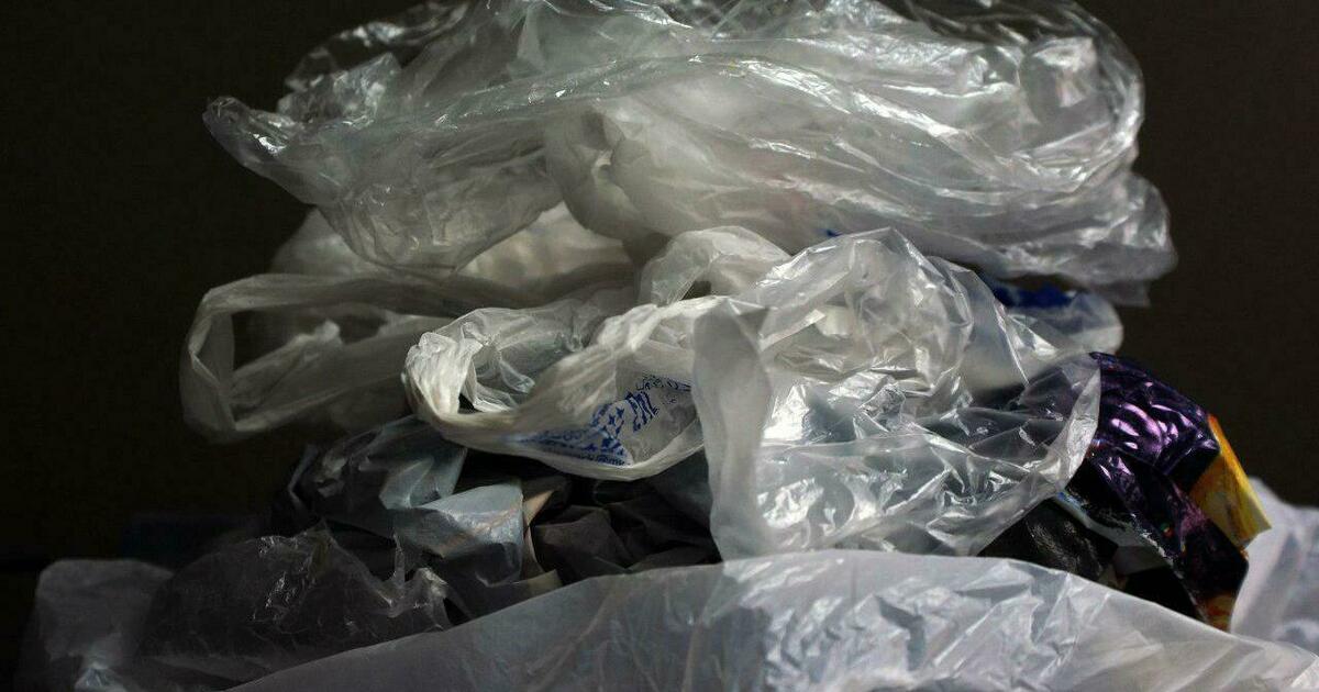 Разорван пакет. Скомканный полиэтиленовый пакет. Порванный целлофановый пакет. Грязный пакет. Скомканная одежда в пакете