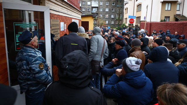 В Калининграде места в очереди за справкой на права продают по 1 500 рублей