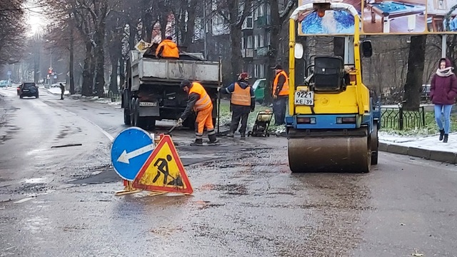 Очевидцы: на ул. Озерова в Калининграде асфальт уложили в лужи (фото)  