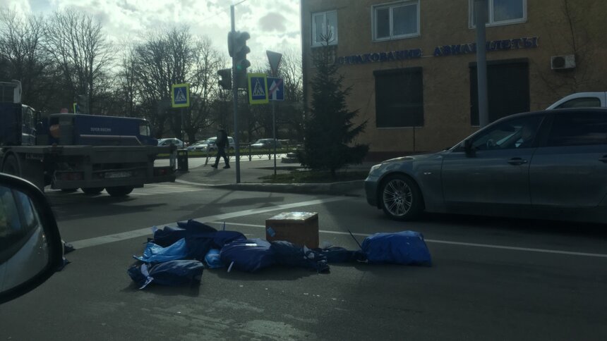 В Калининграде из машины &quot;Почты России&quot; на дорогу высыпались посылки (обновлено)  - Новости Калининграда | Фото: очевидец